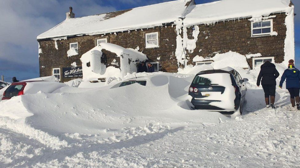 Zeci de englezi, blocați trei zile într-un pub din cauza zăpezii